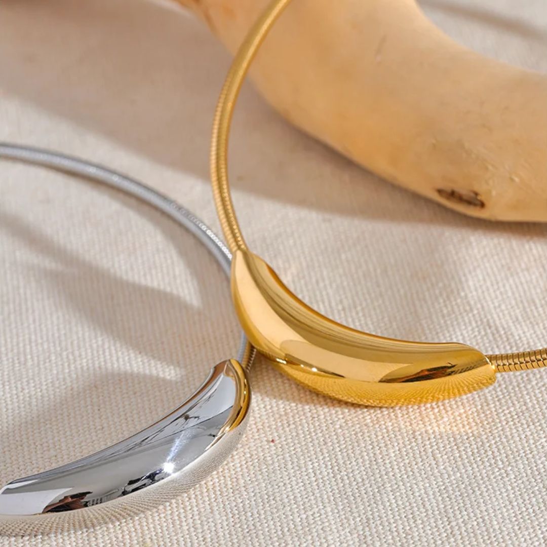 Halskette mit ovalem Anhänger