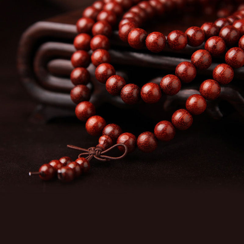 Carmiora Tibetisches Mala-Meditationsarmband mit kleinen Blättern aus rotem Sandelholz und 108 Perlen