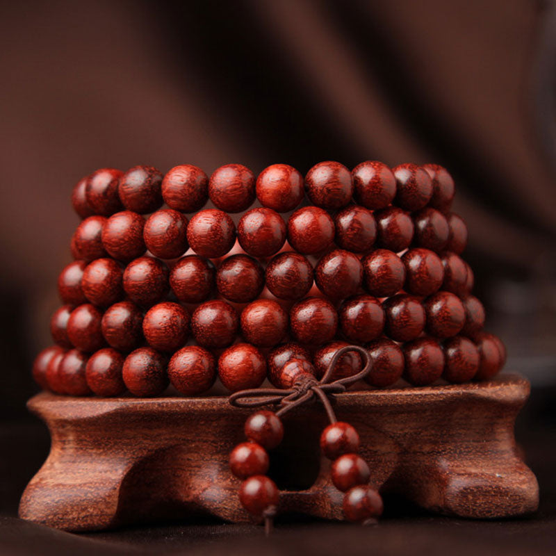 Carmiora Tibetisches Mala-Meditationsarmband mit kleinen Blättern aus rotem Sandelholz und 108 Perlen