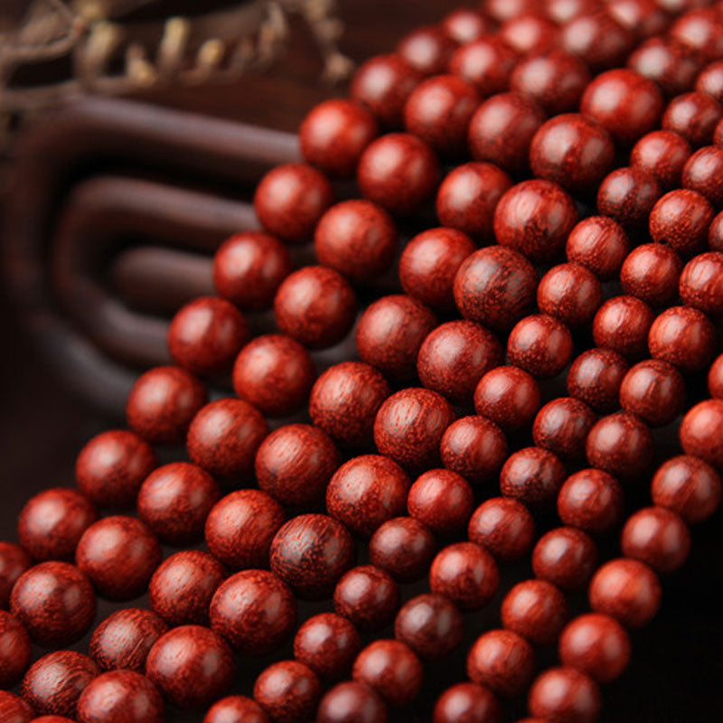 Carmiora Tibetisches Mala-Meditationsarmband mit kleinen Blättern aus rotem Sandelholz und 108 Perlen