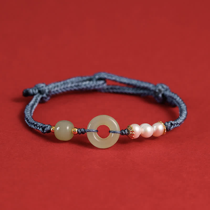 Carmiora Glücksarmband mit natürlicher Hetian-Jade-Perle und Friedensschnalle