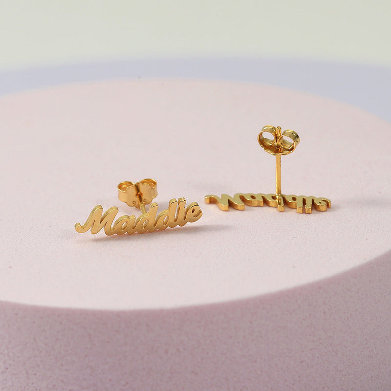 Anpassbare Ohrringe mit Namensdesign