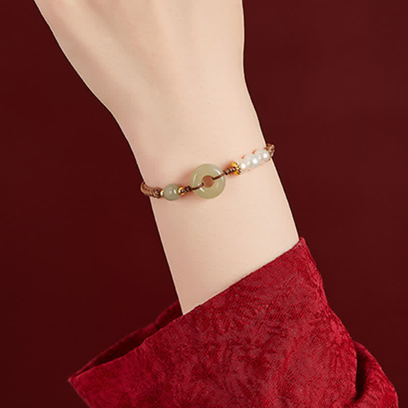 Carmiora Glücksarmband mit natürlicher Hetian-Jade-Perle und Friedensschnalle