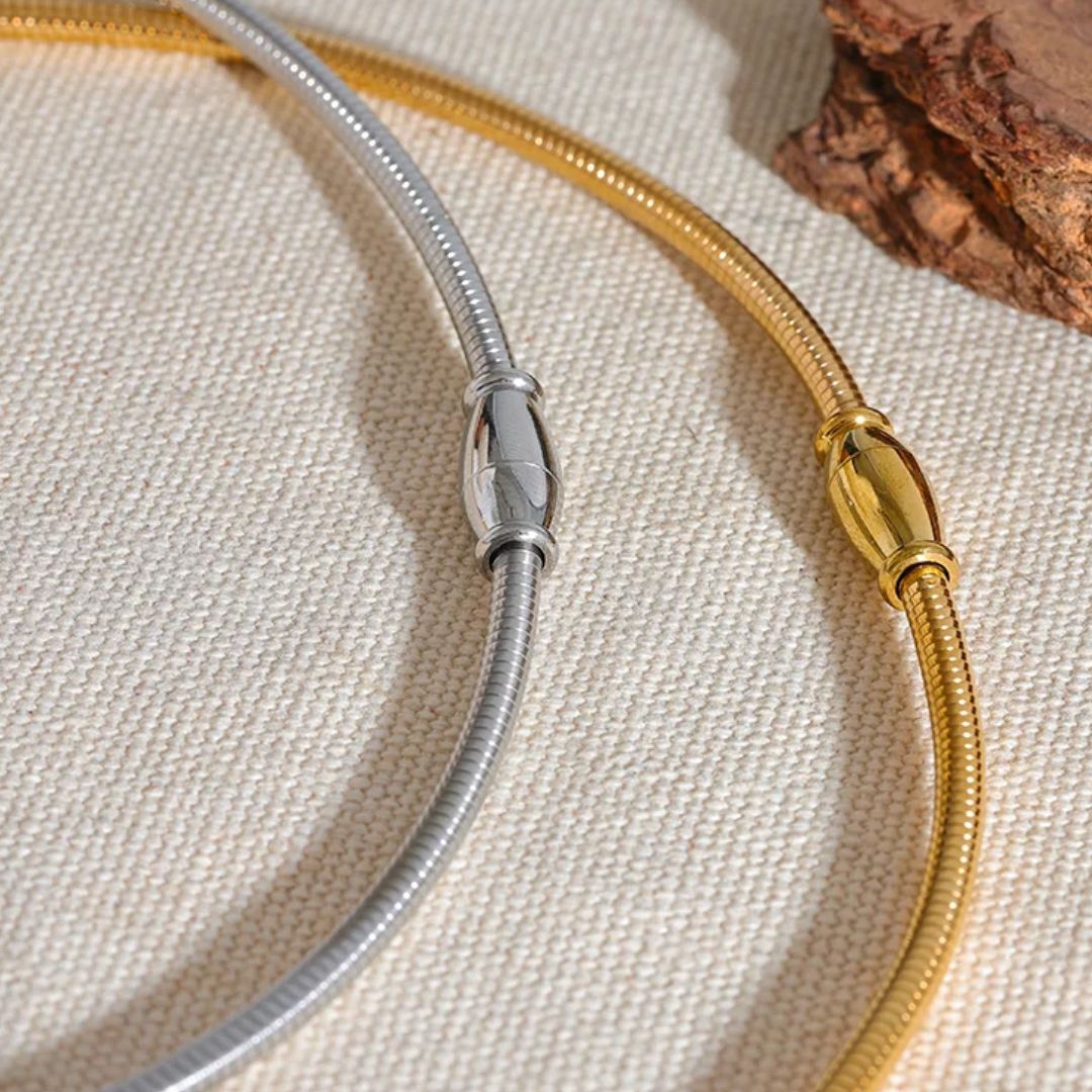 Halskette mit ovalem Anhänger