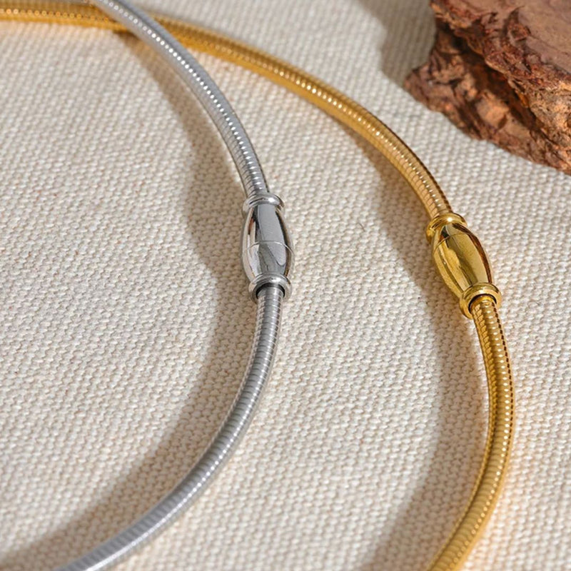 Halskette mit ovalem Anhänger