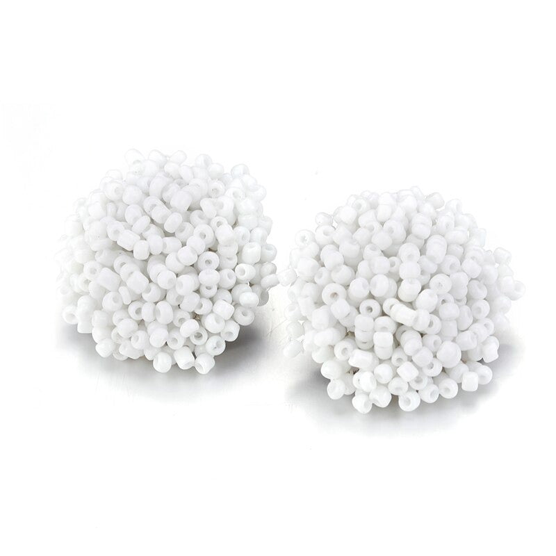 Helle und lustige handgefertigte Ohrstecker mit Pompoms aus mehrfarbigen Perlen