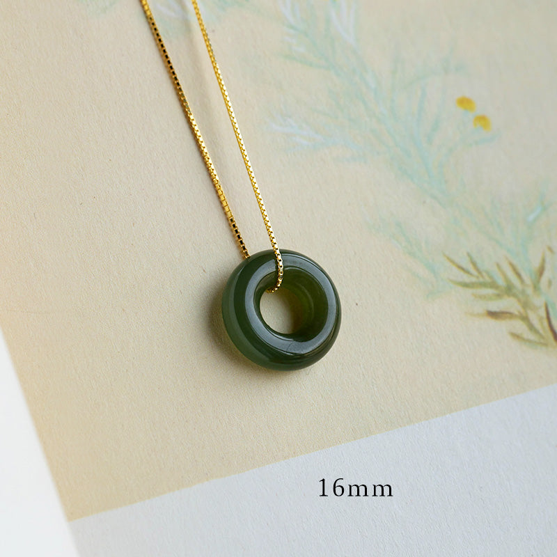 Carmiora natürlicher runder Jade-Halskettenanhänger mit Friedensschnalle und Glücksfülle