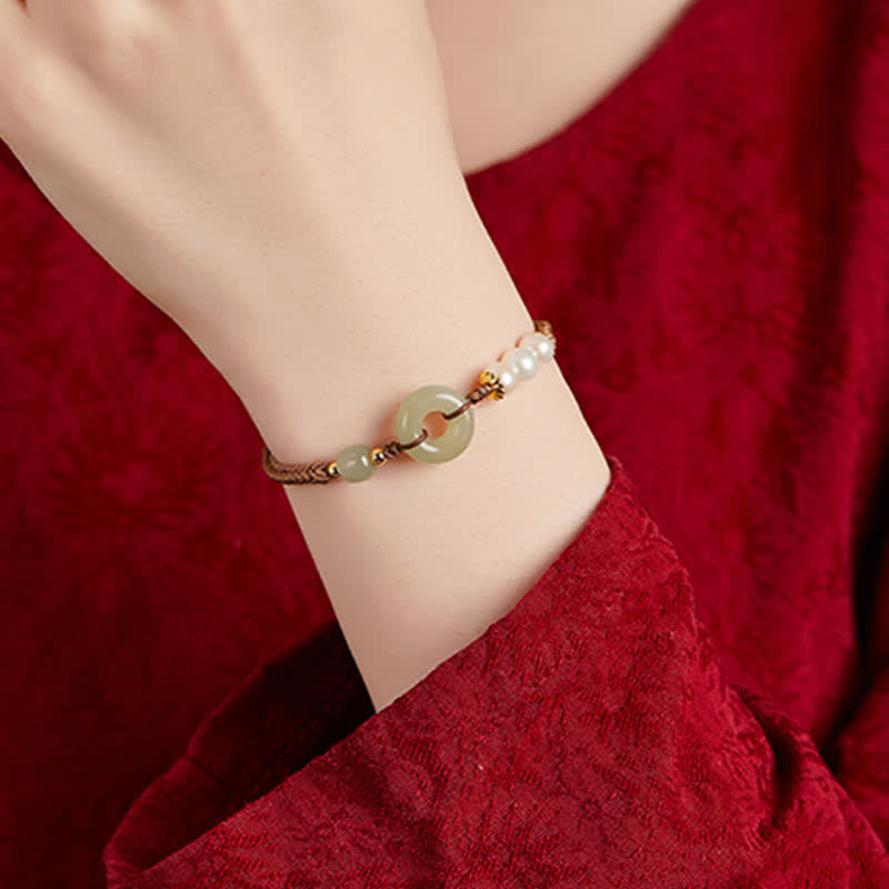 Carmiora Glücksarmband mit natürlicher Hetian-Jade-Perle und Friedensschnalle