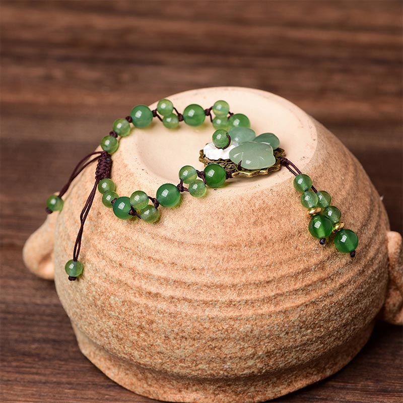 Carmiora natürliches grünes Jade-Glücks-Armband mit baumelnder Blume