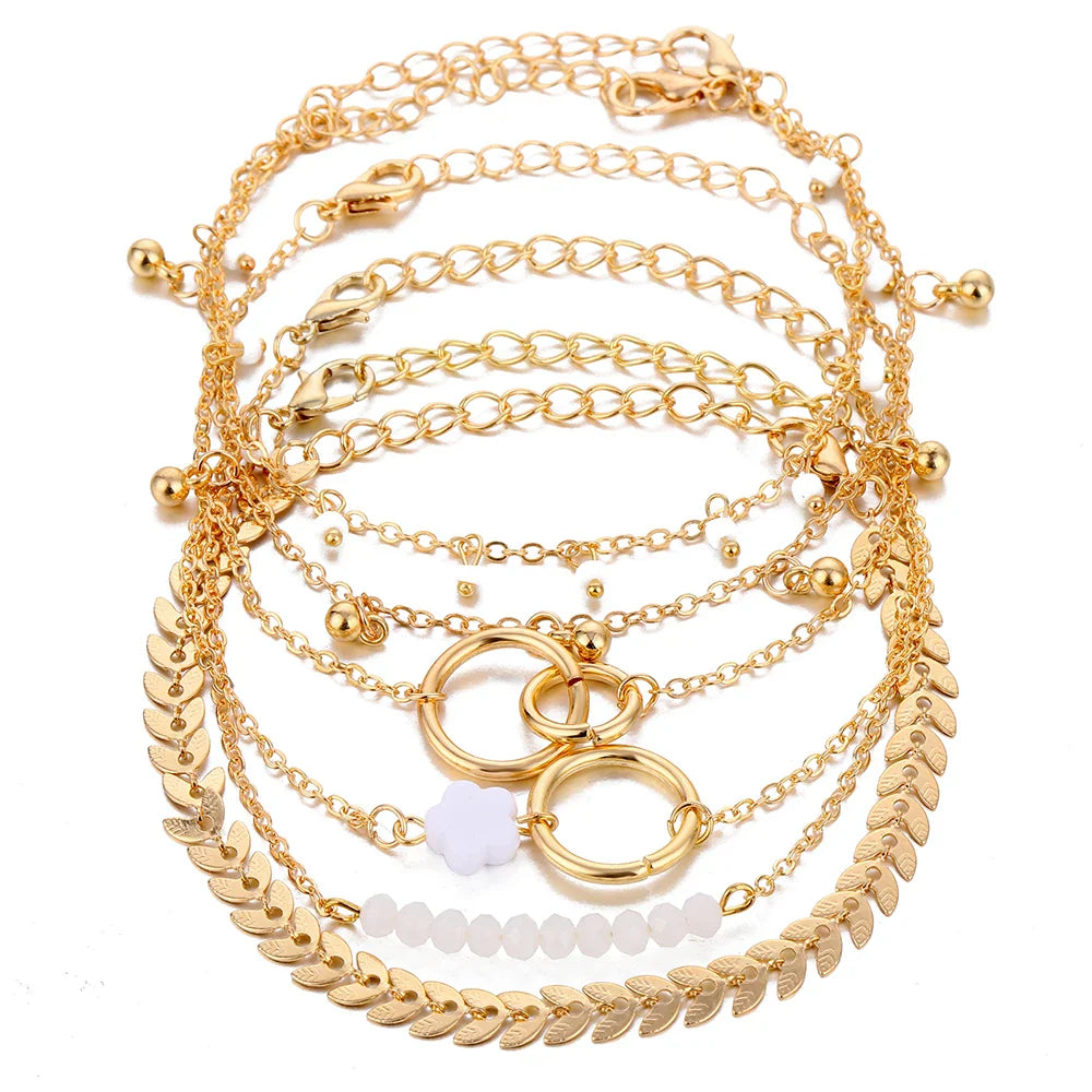 Zartes Armband mit goldenen Perlen – Boho Chic Stapel- und Schichtschmuck