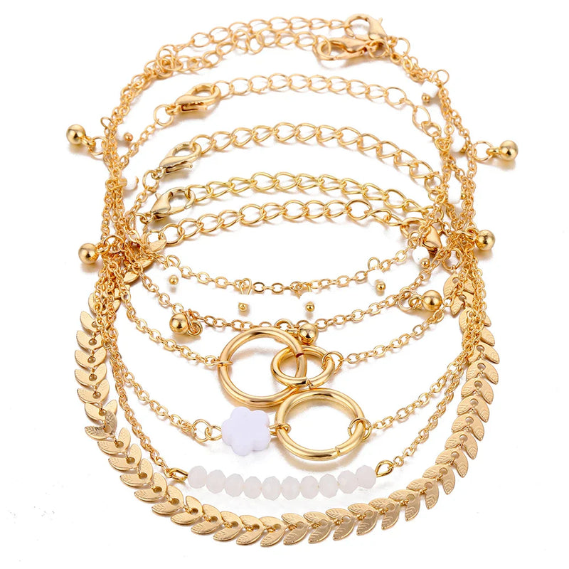Zartes Armband mit goldenen Perlen – Boho Chic Stapel- und Schichtschmuck