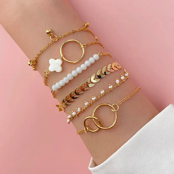 Zartes Armband mit goldenen Perlen – Boho Chic Stapel- und Schichtschmuck