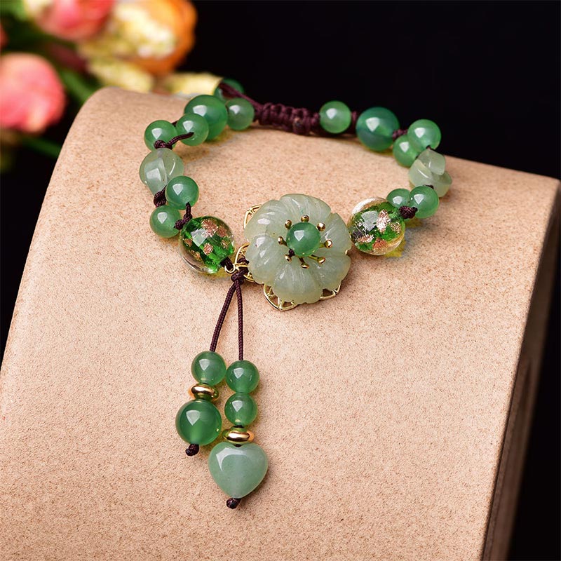Carmiora natürliches grünes Jade-Glücks-Armband mit baumelnder Blume