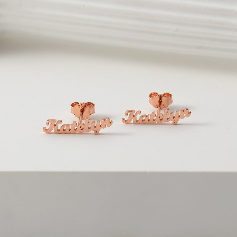 Anpassbare Ohrringe mit Namensdesign