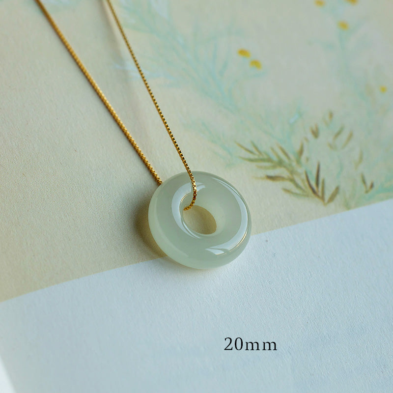 Carmiora natürlicher runder Jade-Halskettenanhänger mit Friedensschnalle und Glücksfülle