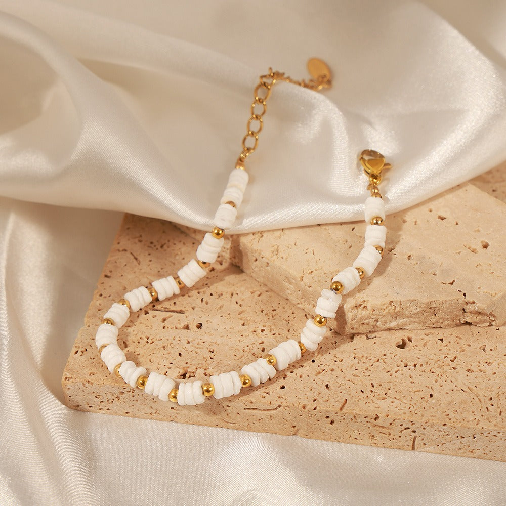 Sonnenbeschienenes Muschelarmband