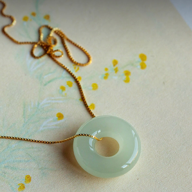 Carmiora natürlicher runder Jade-Halskettenanhänger mit Friedensschnalle und Glücksfülle