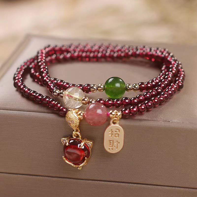 Carmiora Natürlicher Granat-Erdbeerquarz-Kristall, Fuchs-Koi-Fisch, Friedensschnalle, Glücksschutz, dreifach gewickeltes Armband