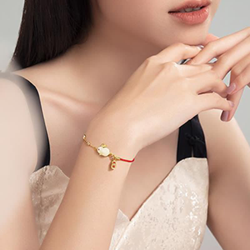 Carmiora-Jahr des Kaninchens, weißes Jade-Happiness-Armband mit roter Schnur