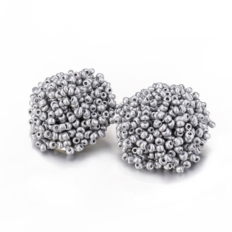 Helle und lustige handgefertigte Ohrstecker mit Pompoms aus mehrfarbigen Perlen