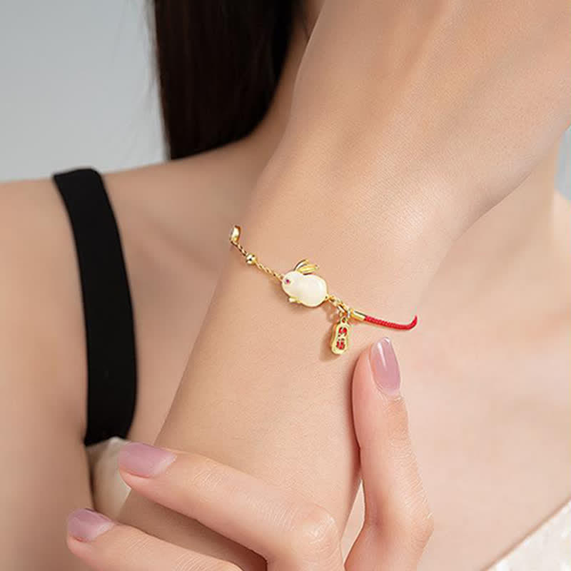 Carmiora-Jahr des Kaninchens, weißes Jade-Happiness-Armband mit roter Schnur