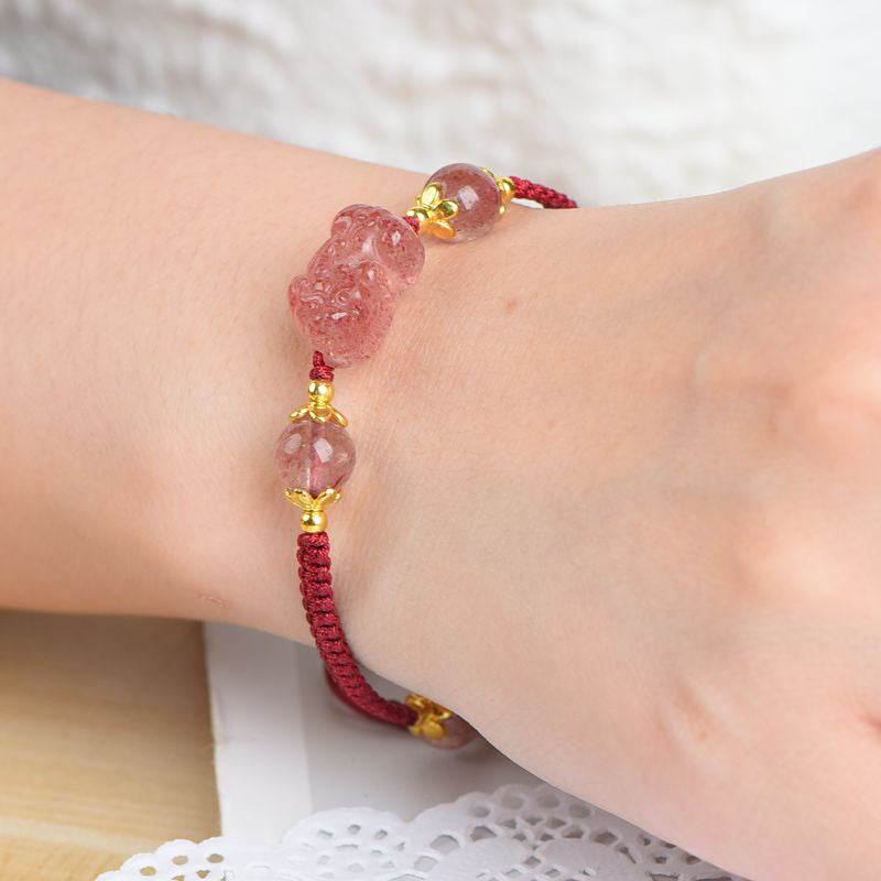 Carmiora Natürliches Erdbeer-Kristall-Pixiu-Charm-Glücksarmband mit roter Schnur