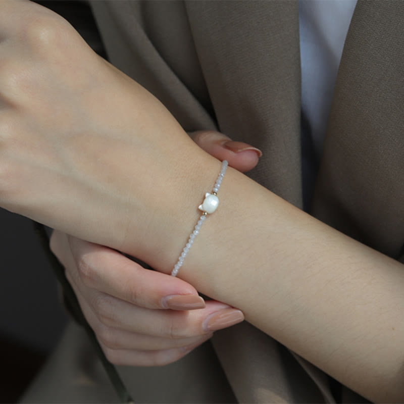 Carmiora 14K vergoldetes schwarzes Spinell-weißes Kristall-Heilarmband mit süßer Katze aus Tridacna-Stein