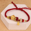 Carmiora Pfirsichblüten-Glücksbringer-Armband mit roter Schnur