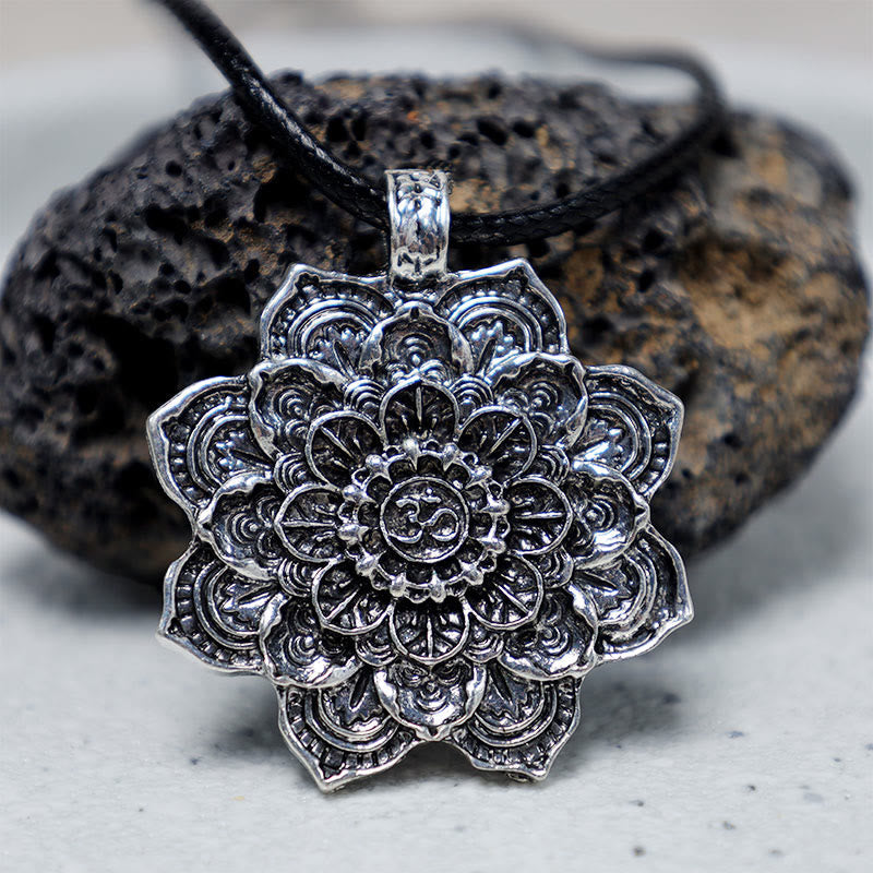 Carmiora tibetischer Lotus-Segen-Halskettenanhänger