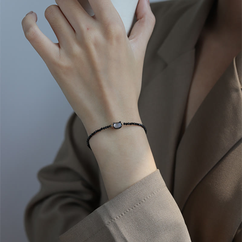 Carmiora 14K vergoldetes schwarzes Spinell-weißes Kristall-Heilarmband mit süßer Katze aus Tridacna-Stein