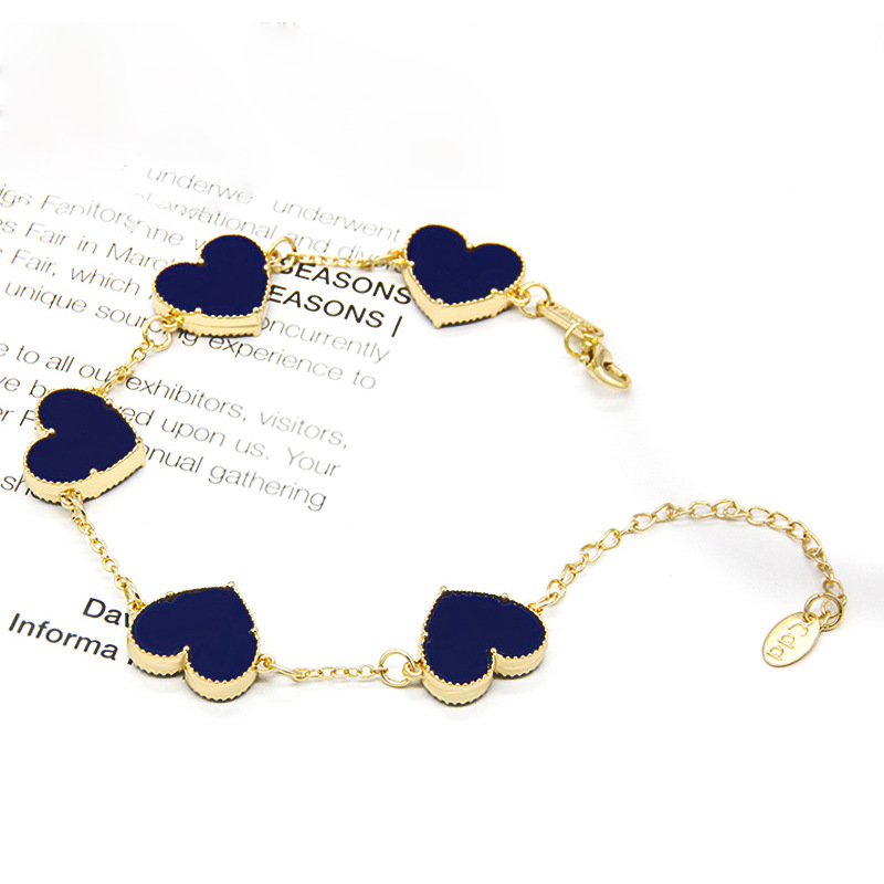 Armband mit fünf Herzen