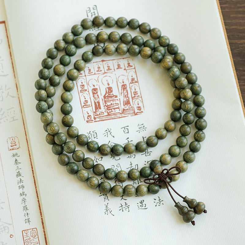 Carmiora 108 Mala-Perlen, grünes Sandelholz, chinesisches Knoten-Beruhigungsarmband