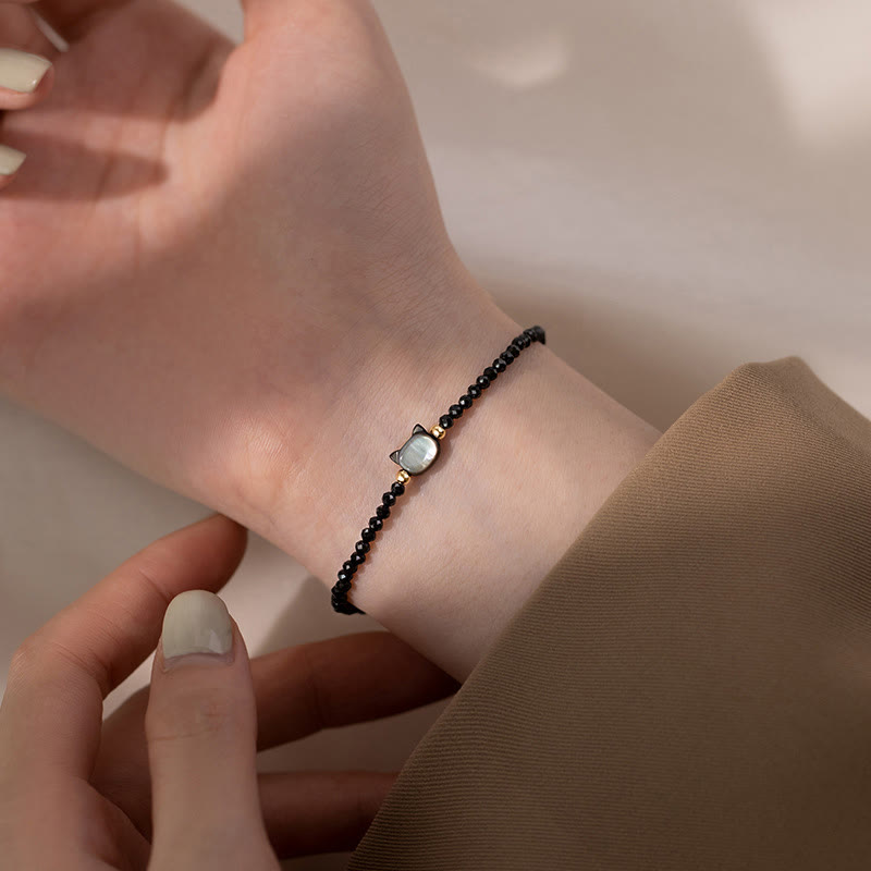 Carmiora 14K vergoldetes schwarzes Spinell-weißes Kristall-Heilarmband mit süßer Katze aus Tridacna-Stein