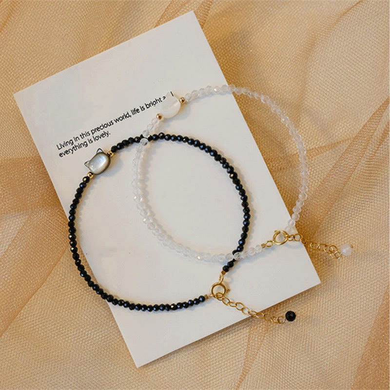 Carmiora 14K vergoldetes schwarzes Spinell-weißes Kristall-Heilarmband mit süßer Katze aus Tridacna-Stein