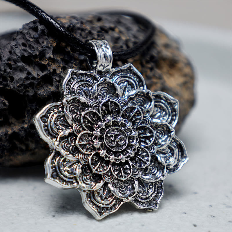 Carmiora tibetischer Lotus-Segen-Halskettenanhänger