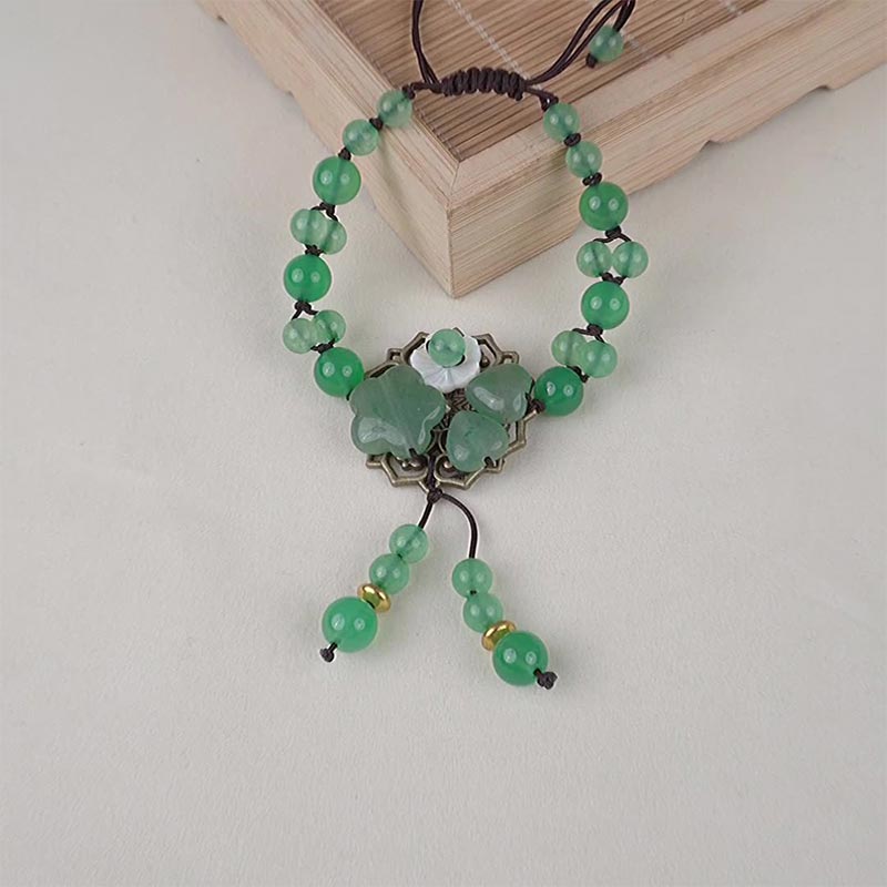 Carmiora natürliches grünes Jade-Glücks-Armband mit baumelnder Blume