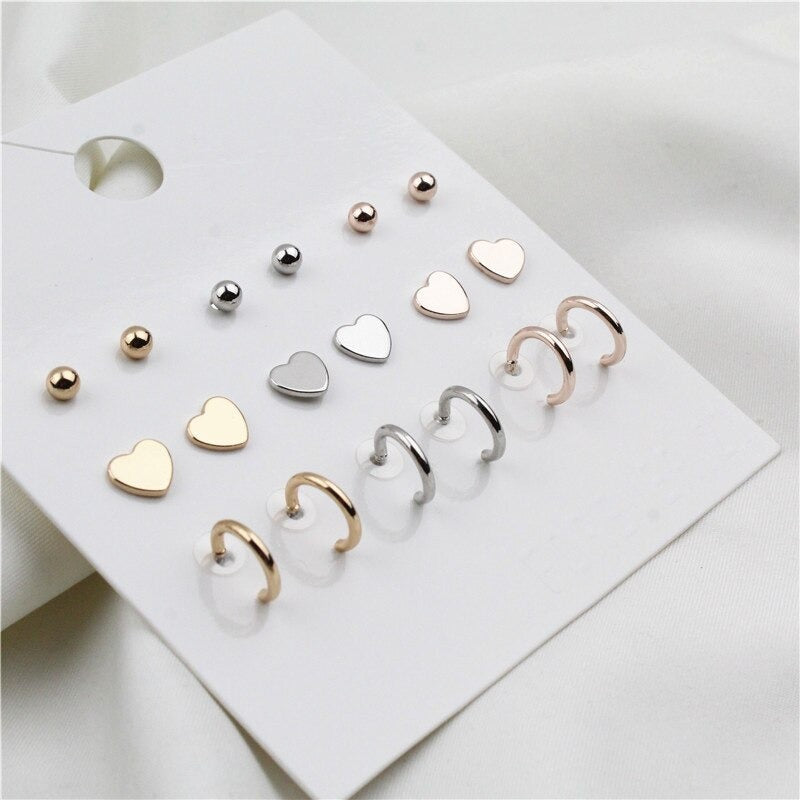 9 Paar süße und minimalistische Ohrstecker im Herz-Design.