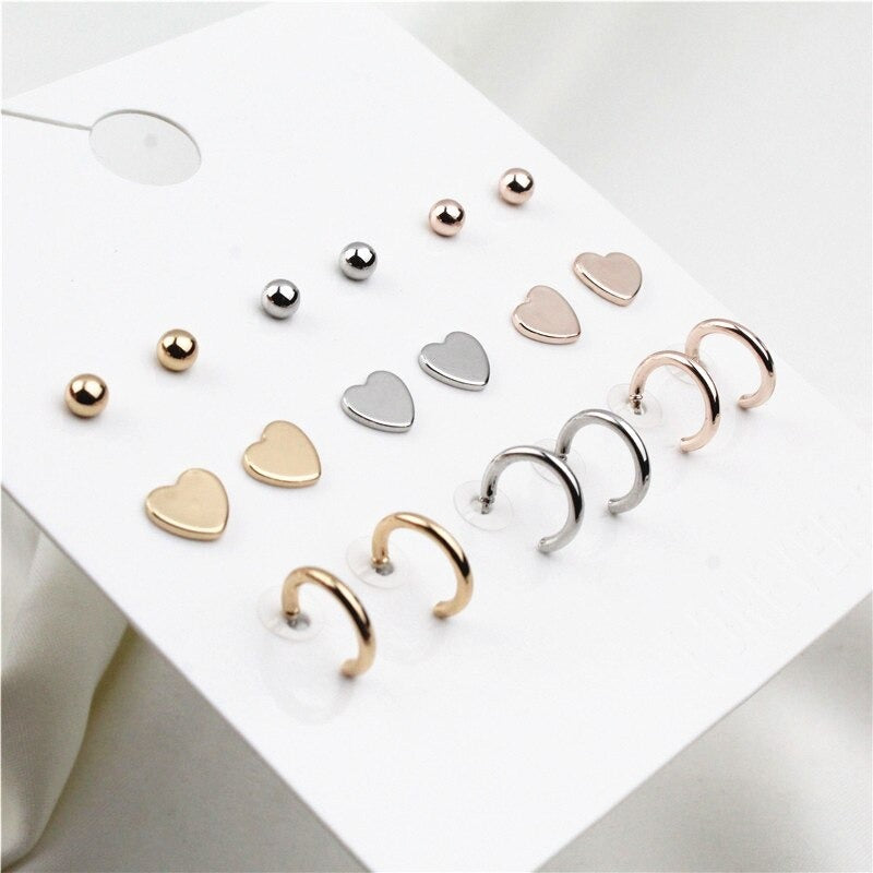 9 Paar süße und minimalistische Ohrstecker im Herz-Design.