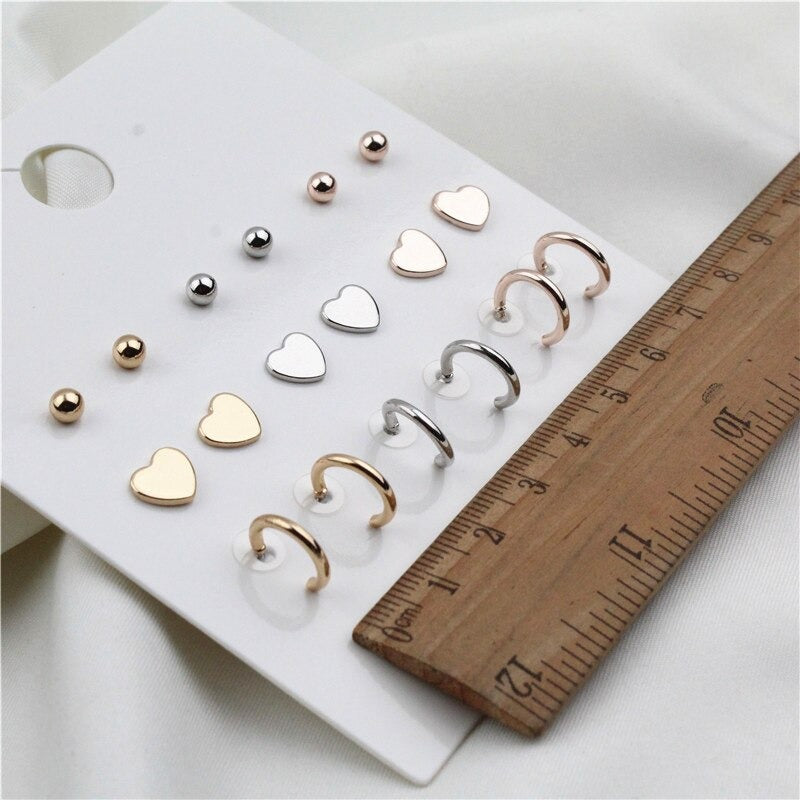 9 Paar süße und minimalistische Ohrstecker im Herz-Design.
