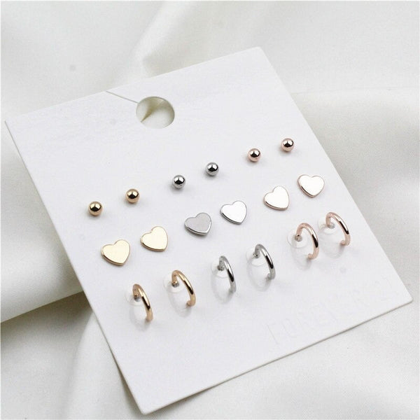 9 Paar süße und minimalistische Ohrstecker im Herz-Design.