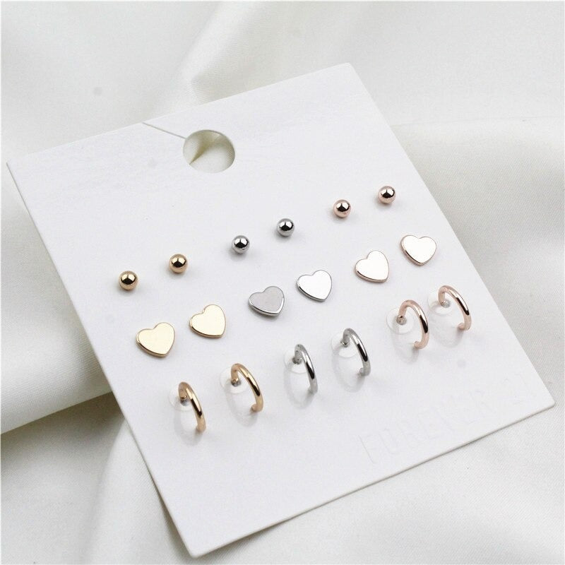 9 Paar süße und minimalistische Ohrstecker im Herz-Design.
