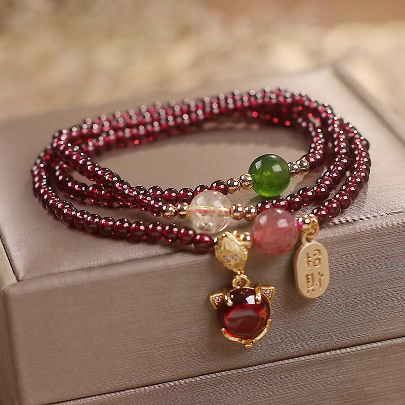 Carmiora Natürlicher Granat-Erdbeerquarz-Kristall, Fuchs-Koi-Fisch, Friedensschnalle, Glücksschutz, dreifach gewickeltes Armband