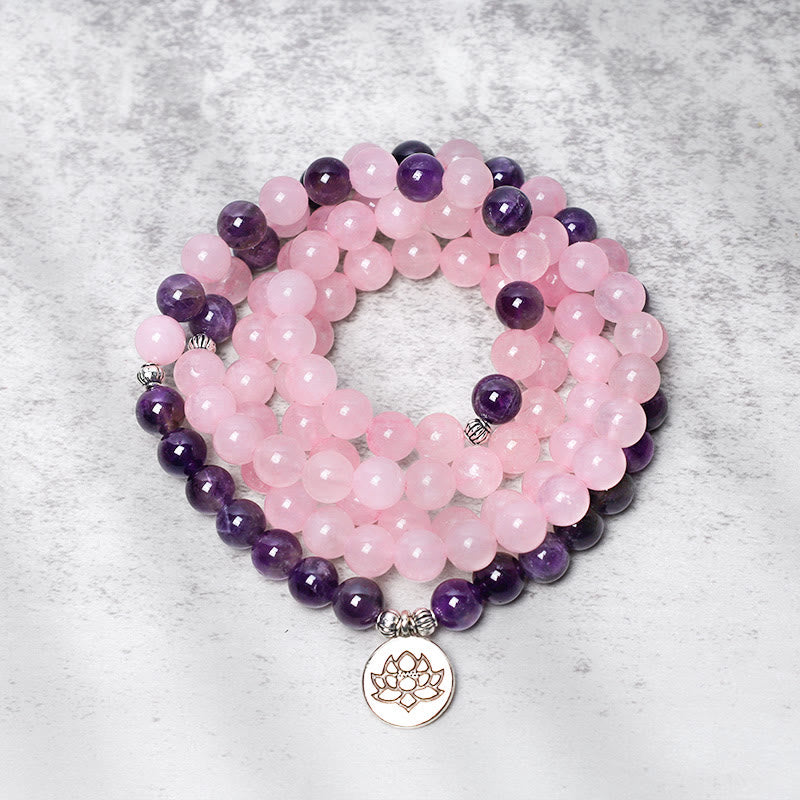 Carmiora natürliches Rosenquarz- und Amethyst-Mala-Perlen-Lotus-Anhänger-Armband