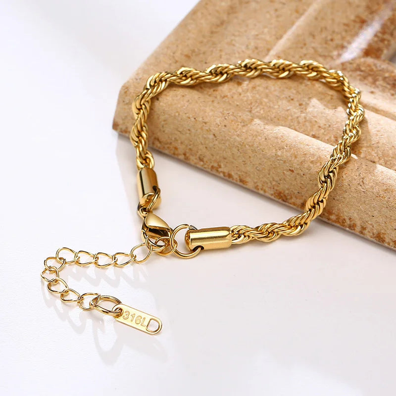 Goldfarbenes geflochtenes Kordelarmband