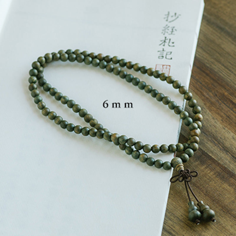 Carmiora 108 Mala-Perlen, grünes Sandelholz, chinesisches Knoten-Beruhigungsarmband