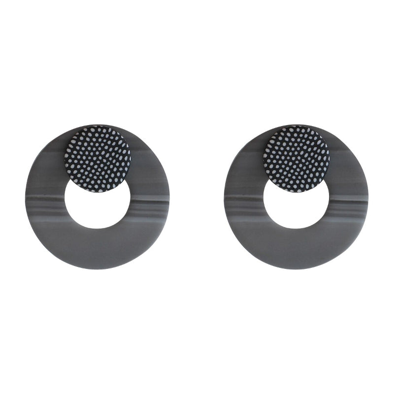 Anspruchsvolle Statement-Ohrring-Kollektion mit schwarzen und weißen Punkten