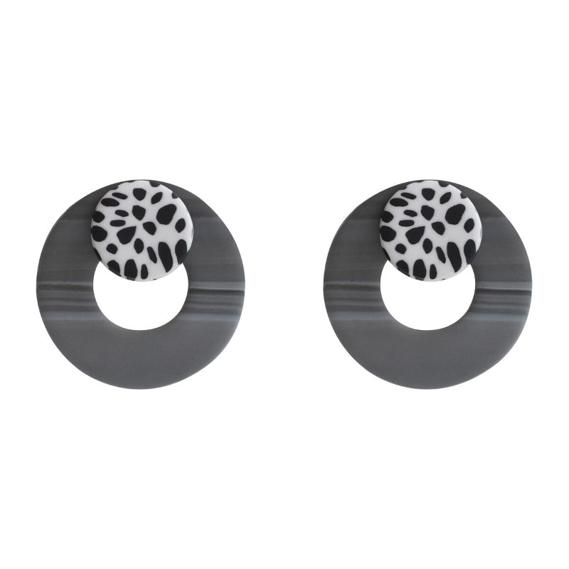 Anspruchsvolle Statement-Ohrring-Kollektion mit schwarzen und weißen Punkten