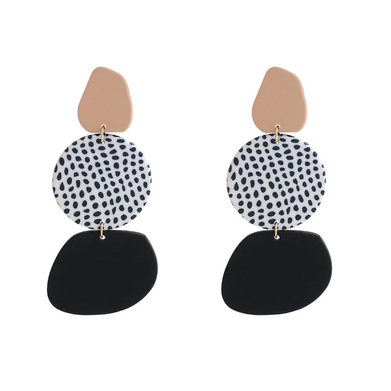 Anspruchsvolle Statement-Ohrring-Kollektion mit schwarzen und weißen Punkten