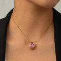 Goldfarbene Halskette mit rosa Steinen