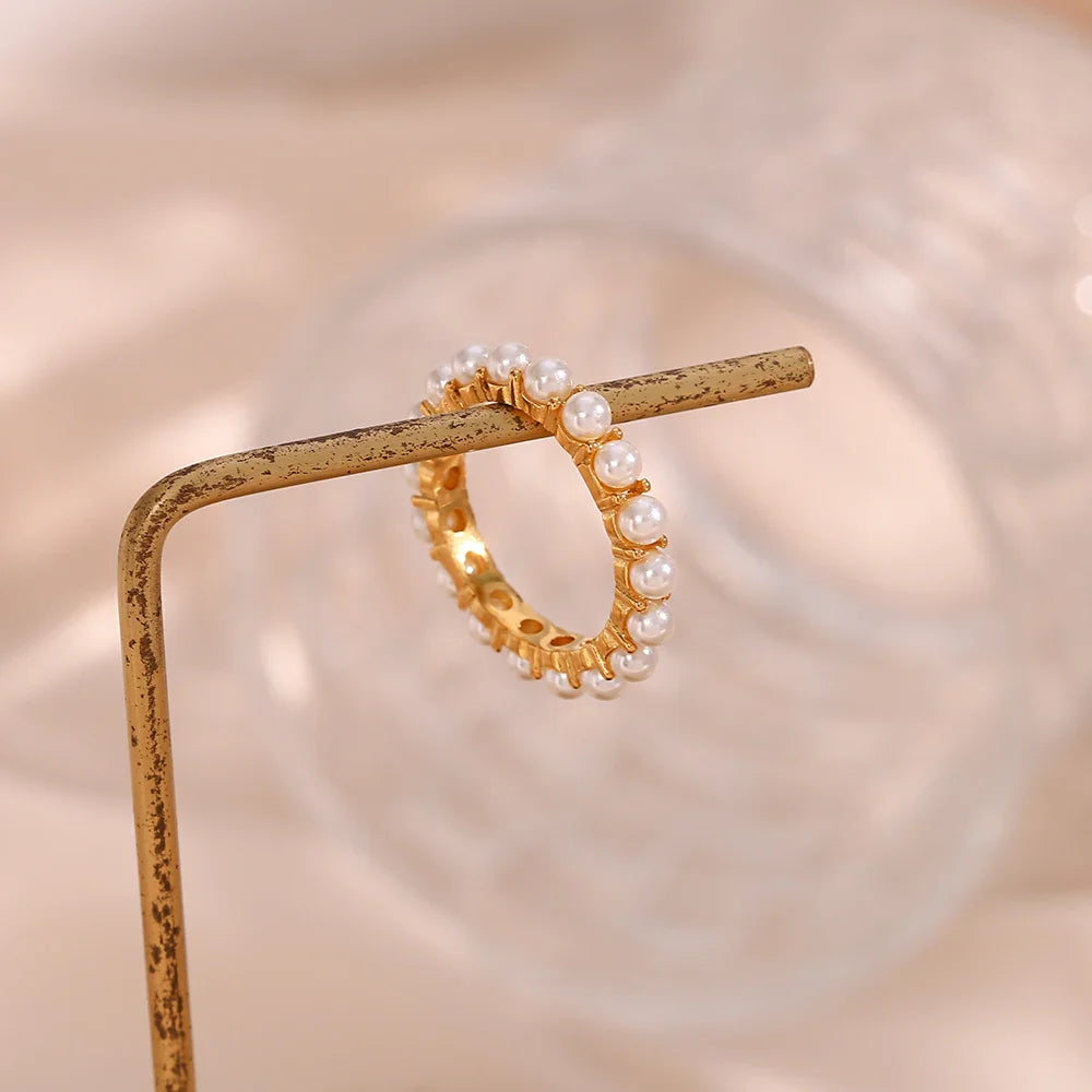 Eleganter runder Perlenring